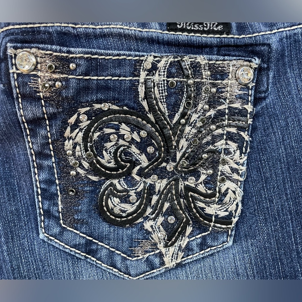 MISS ME FLEUR DE’LIS BOOT CUT LOW RISE JEANS